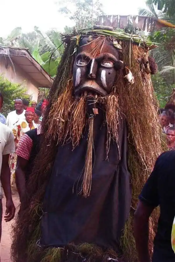 Serious Commotion as Onitisha Masquerade Flogs Bizman in the Eyes Making Him Blind